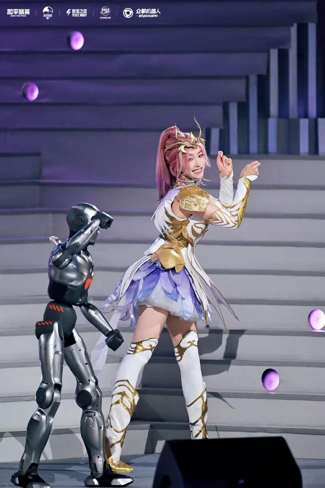 Game for Peace "Stimulating Night": PM01 Joins Victoria Song Onstage, Redefining "Tech + Trend" Interaction