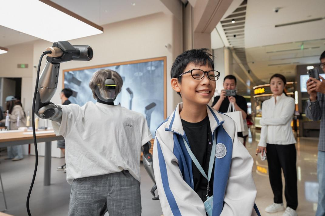 Laifen's First Shenzhen Flagship Store: Experience ENGINEAI's Cyber Store Clerk Hair Dryin