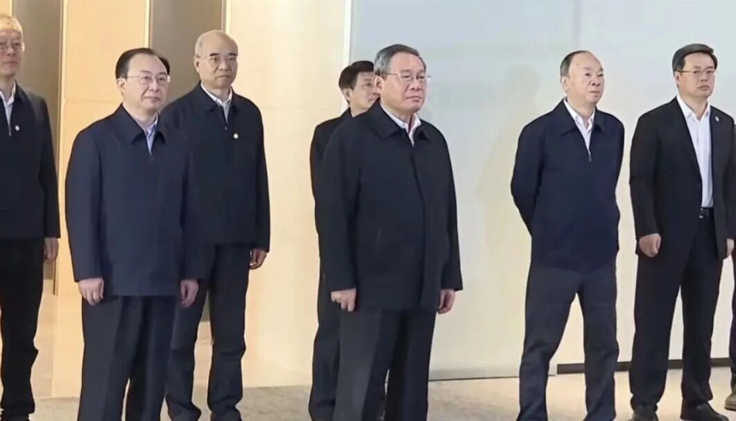 Premier Li Qiang conducted research in Guangdong and inspected the live demonstration of EngineAI humanoid robots.