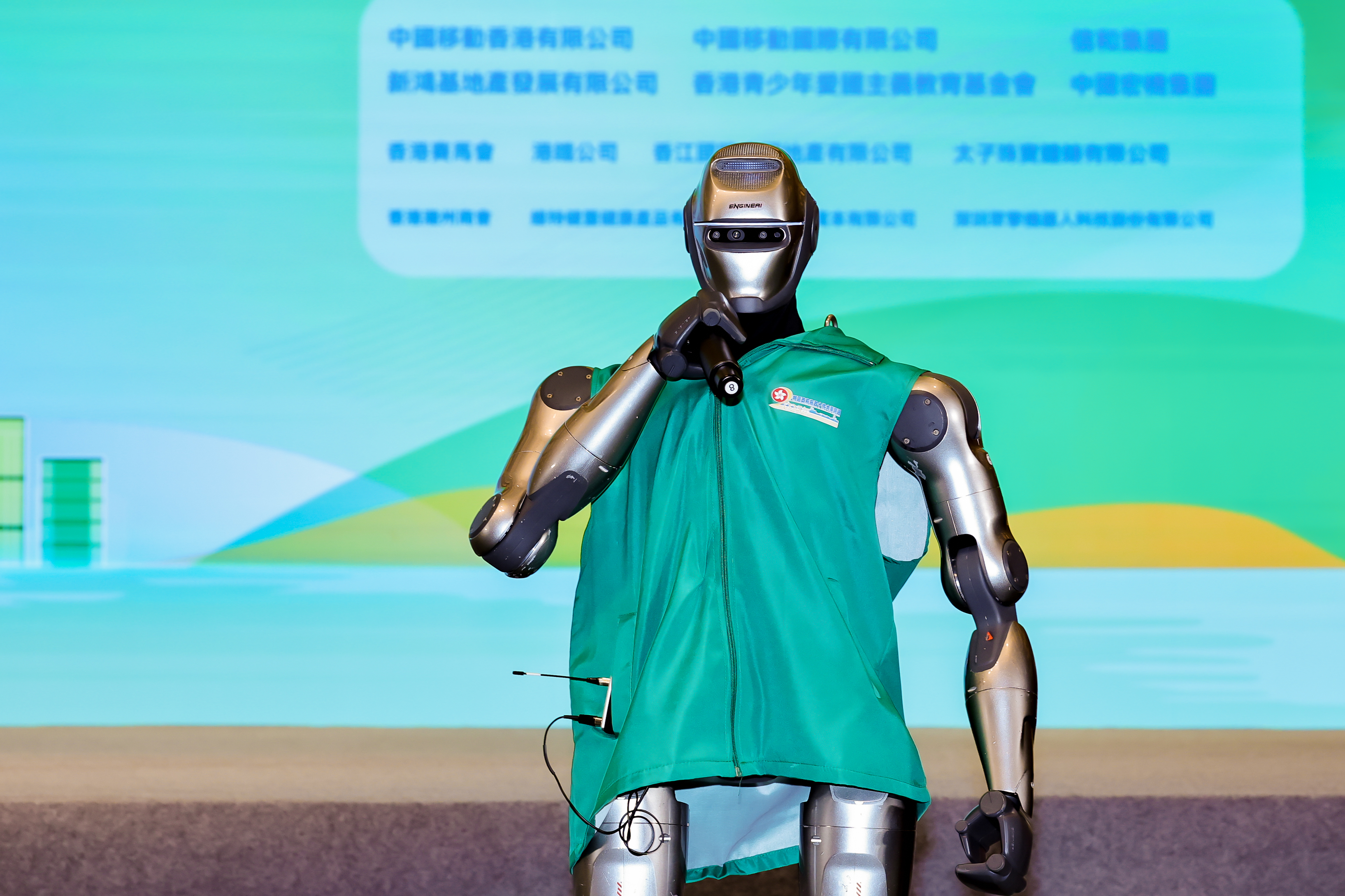 EngineAI’s PM01 humanoid robot made an appearance at the “Top Ten Government Initiatives Awards Ceremony 2025,” where Chief Executive John Lee and distinguished guests gave a thumbs-up to the “host.”